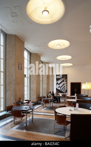 Bâtiment 1934 Riba, Londres, Royaume-Uni, Grey Wornum, Riba 1934 bâtiment intérieur de café avec des tables/chaises et des personnes. Banque D'Images