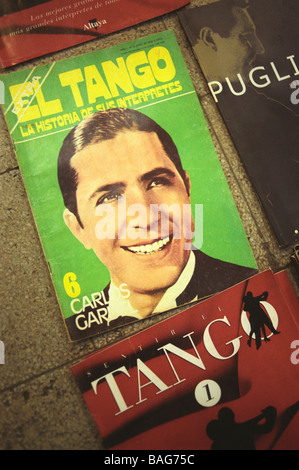 Carlos Gardel photographie de couverture d'un magazine de fan tango San Telmo sur la Plaza Dorrego Buenos Aires BsAs Argentina 2000s 2002 HOMER SYKES Banque D'Images