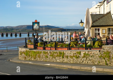 Les gens de déguster une boisson sur la terrasse de l'Albion pub, donnant sur l'estuaire de Kent, dans le village d'Arnside, Cumbria, Royaume-Uni Banque D'Images