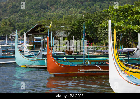 Des stabilisateurs sur le lac Taal aux Philippines Banque D'Images