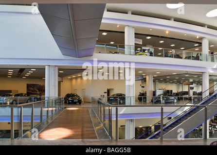 Daimler Chrysler / Mercedes Benz, Weybridge, Royaume-Uni, Aukett Fitzroy Robinson, Daimler Chrysler / mercedes benz walkway Banque D'Images