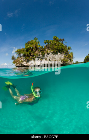 Femme en apnée dans Palau Micronésie Palau Banque D'Images