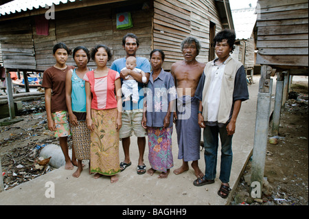 Sea Gypsy Moken famille dans un petit village de l'île au large de la côte sud de la Thaïlande Banque D'Images