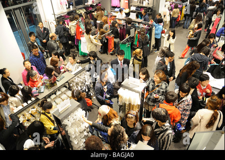 Les consommateurs chinois shopping dans le premier magasin H M à Pékin Chine 23 Avr 2009 Banque D'Images