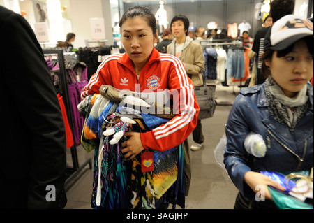 Les consommateurs chinois shopping dans le premier magasin H M à Pékin Chine 23 Avr 2009 Banque D'Images