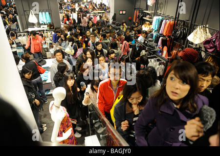 Les consommateurs chinois shopping dans le premier magasin H M à Pékin Chine 23 Avr 2009 Banque D'Images