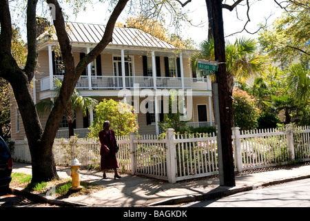 Le sud de l'hôtel particulier avec jardin et dame teed, aller à l'église à Charleston en Caroline du Sud USA Amérique du Nord Banque D'Images