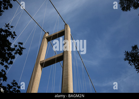 Deux personnes de la descente en rappel sur le pont Humber à Hull, Angleterre Banque D'Images