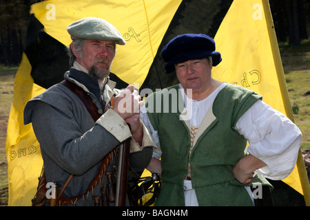 Guerre Civile Anglaise Les Artistes Costatés De Knot Coventry Ont Cohabillé. Fraser's Dragoons at Braemar Castle - Braemar Castle, Aberdeenshire, Écosse, Royaume-Uni Banque D'Images