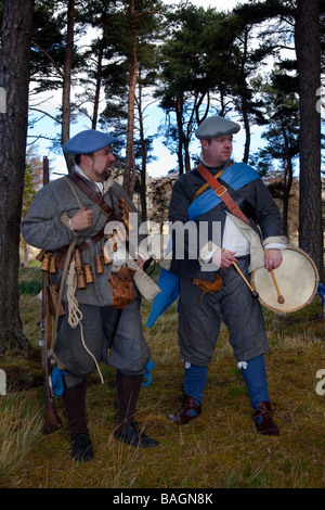 Guerre Civile Anglaise Les Artistes Costatés De Knot Coventry Ont Cohabillé. Fraser's Dragoons at Braemar Castle - Braemar Castle, Aberdeenshire, Écosse, Royaume-Uni Banque D'Images