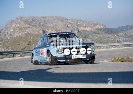 2002 BMW 1969 bleu classic sports car racing in the Classic rallye de voitures Majorque Banque D'Images