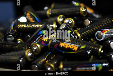 Une pile de piles AA alcalines prêt pour le recyclage Banque D'Images