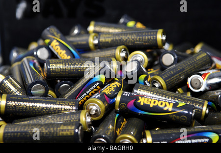 Une pile de piles AA alcalines prêt pour le recyclage Banque D'Images