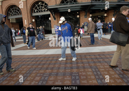 Fans arrivent à CitiField à Flushing Queens à New York Banque D'Images