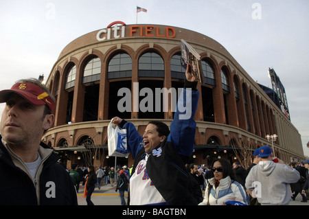 Fans arrivent à CitiField à Flushing Queens à New York Banque D'Images