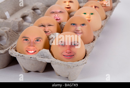 Oeufs de Pâques oeufs sur visages egghead douzaine d'oeufs oeufs dans un panier Banque D'Images