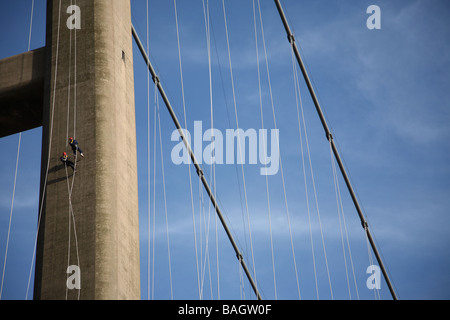 La descente en rappel sur le pont Humber à Hull, Angleterre Banque D'Images