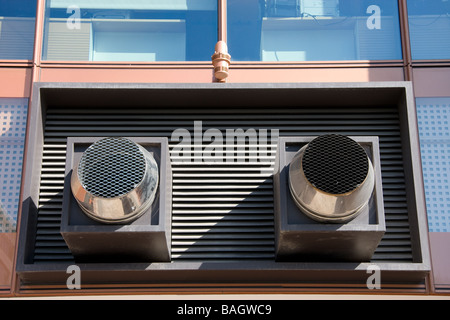 Air conditionné air conditionné climatisation conduits extérieurs de bâtiment de bureaux commerce Heron Quay Isle of Dogs London Docklands Banque D'Images