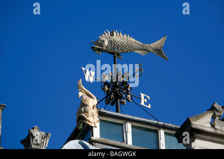 Girouette poisson sur le dessus de l'ancien marché de Billingsgate, City of London, UK Banque D'Images