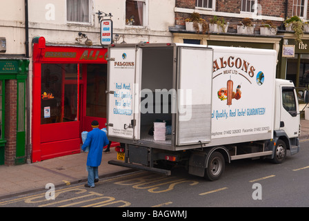 Un homme fournissant de la viande à un marchand de kebab de l'arrière d'un camion au Royaume-Uni Banque D'Images