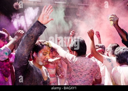 Les hommes indiens au Festival Holi Asie Inde Mathura Banque D'Images