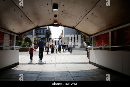 Les quais de Gunwharf Retail outlet shopping complex passerelle piétonne Portsmouth England UK Banque D'Images