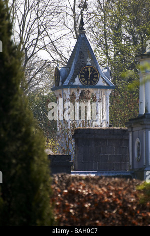 La tour de l'horloge au-dessus de la vieille étable à Holker Hall en Cumbria Banque D'Images