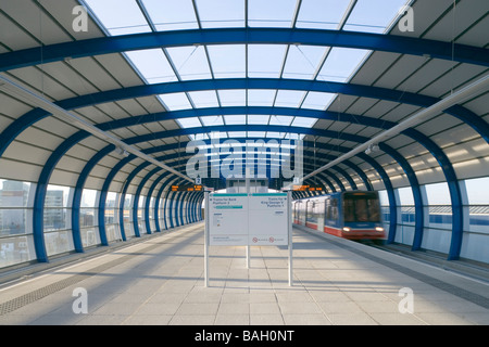 L'aéroport de la ville de DLR Station, London, Royaume-Uni, Weston Williamson Architects, DLR city airport train station avec les plates-formes. Banque D'Images
