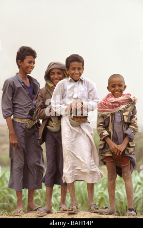 Le Yémen, Yémen du Nord, près de Shahara, Wadi Lissan, jeunes garçons avec jambiyas (poignards avec une forte signification symbolique) Banque D'Images