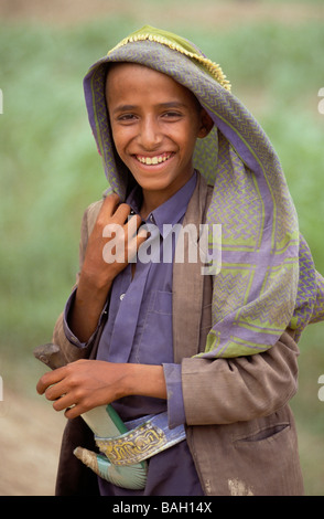 Le Yémen, Yémen du Nord, près de Shahara, Wadi Lissan, portrait d'un jeune garçon avec jambiya (poignard avec une forte signification symbolique) Banque D'Images