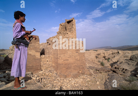 Au Yémen, le gouvernorat de Marib, Marib, blocage du nord, ancien barrage, l'homme avec l'arme Banque D'Images