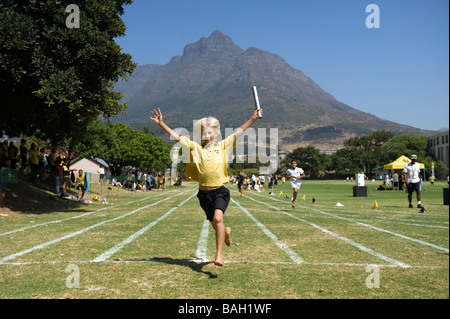 Garçon en passant la ligne d'arrivée au gala de l'École d'athlétisme St Georges Cape Town Afrique du Sud Banque D'Images