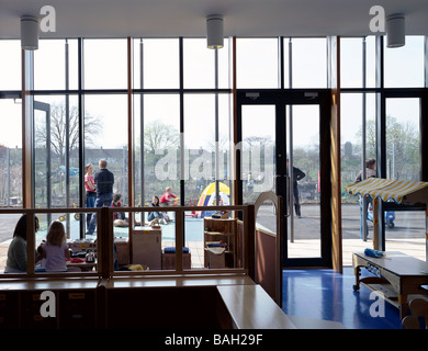 L'École Surestart, Londres, Royaume-Uni, John McAslan et partenaires, afin d'école Surestart extérieur avec les enfants. Banque D'Images