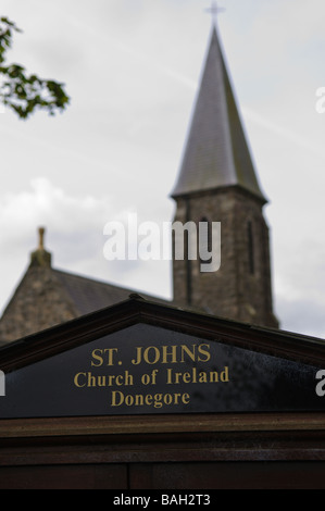 Signer et de spire à St John's Church de l'Irlande, Donegore Banque D'Images