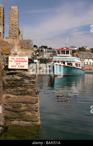 L'entreprise laissant Ferry St Mawes Cornwall UK Banque D'Images