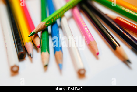 Crayons de couleur sur papier blanc Banque D'Images