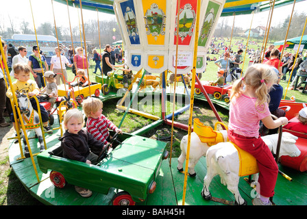 Les enfants de 2 ans de l'enfant blond garçon garçons enfants sur un carrousel en République Tchèque Banque D'Images