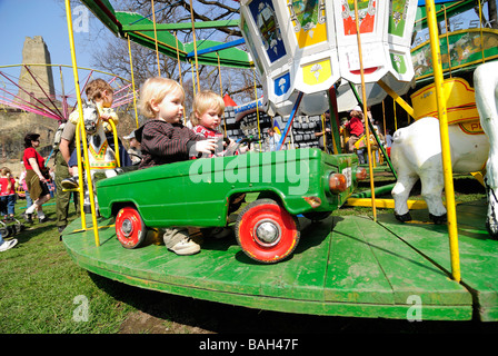 Les enfants de 2 ans de l'enfant blond garçon garçons enfants sur un carrousel en République Tchèque Banque D'Images