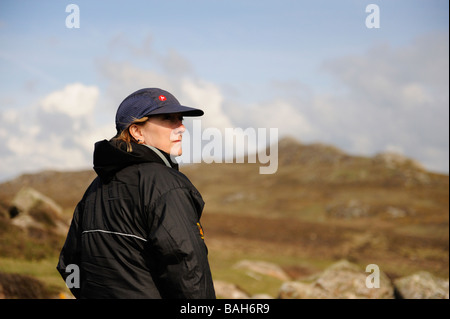 Walker femmes debout sur le chemin de Pembrokeshire Coast sous Carn Llidi à St Davids Pembrokeshire Wales UK Head Banque D'Images