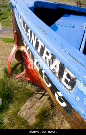 Petit bateau de pêche colorés nommé "Ballantrae' dans le village de pêcheurs de l'Ayrshire du Sud le même nom - Ballantrae Banque D'Images