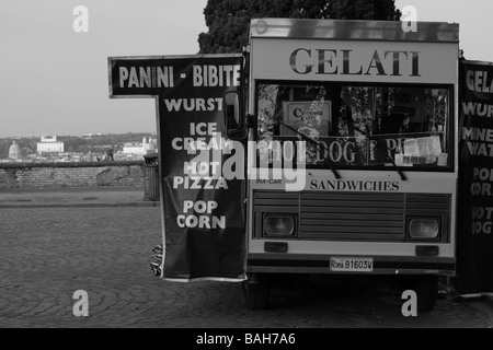 Ice-cream van sur la colline du Janicule à Rome, Italie. Banque D'Images