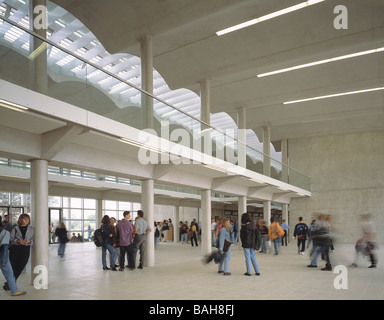 Lycée Polyvalent Albert Camus, Paris, France, Foster and Partners, Lycee polyvalent vue paysage d'atrium. Banque D'Images