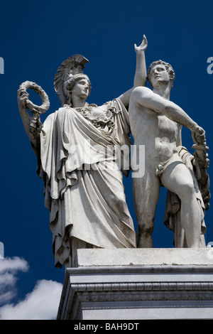 Statues de la 'victoire' sur l'Schlossbrucke, Unter den Linden, Berlin Banque D'Images