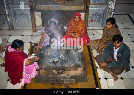 Les fidèles se rendant sur Sachiya Mata Temple, Osian, près de Jodhpur, Rajasthan, India Banque D'Images