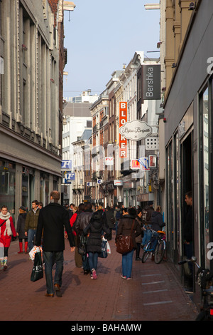 Les gens à pied et boutique dans le centre d'Amsterdam, Pays-Bas Banque D'Images