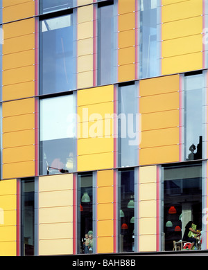 Coin Street Neighbourhood Centre, Londres, Royaume-Uni, Haworth Tompkins Architectes, Coin extérieur centre de quartier de la rue Banque D'Images