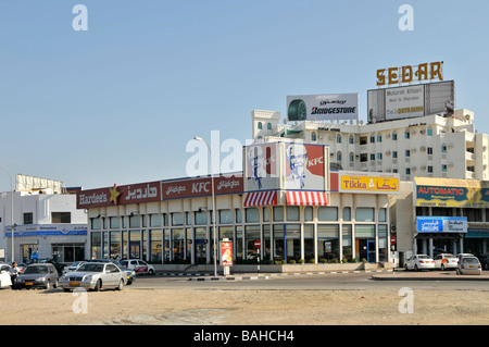 Muscat Kentucky Fried Chicken restaurant fast food avec de grands panneaux Banque D'Images