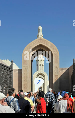 Les touristes en excursion en autocar au départ d'un bateau de croisière se rassemblent autour d'un guide à la Grande Mosquée de Muscat Oman, sur la péninsule arabique, au Moyen-Orient Banque D'Images