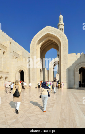 Muscat Oman les touristes en excursion en autocar d'un navire de croisière sur une visite guidée de la Grande Mosquée Banque D'Images