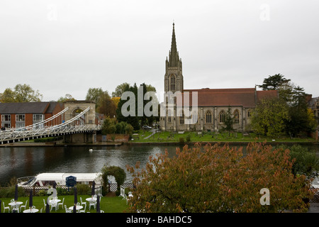 Le Buckinghamshire, GO vue sur la Tamise à Marlow Bridge et All Saints Church Banque D'Images